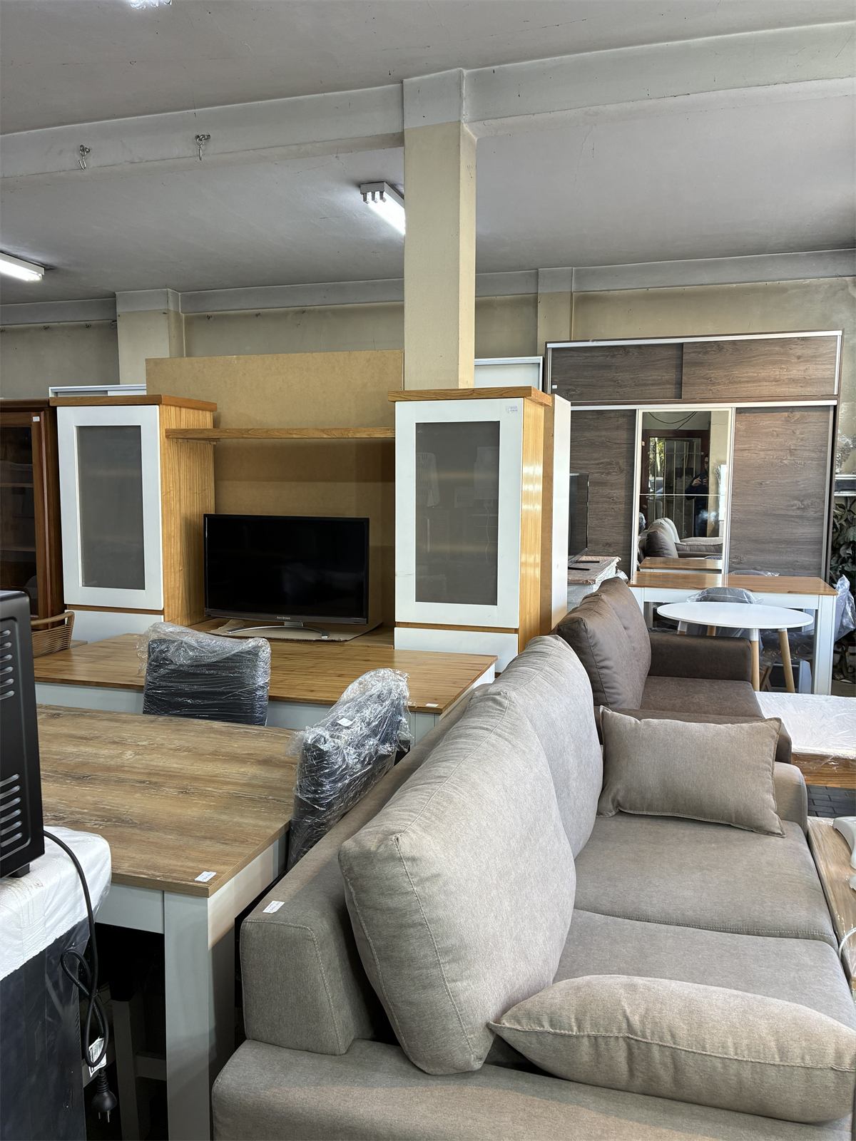 Muebles de living y comedor exhibidos en el local