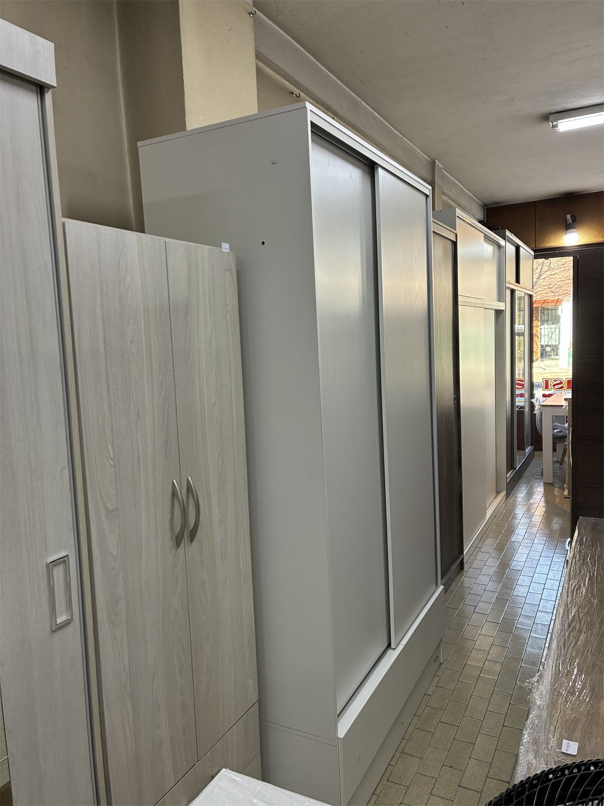 Sillones y muebles exhibidos en el local