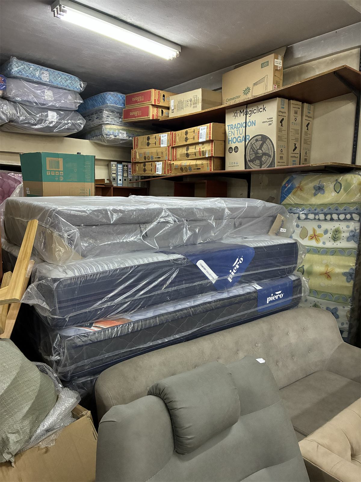 Muebles y electrodomésticos exhibidos en el local