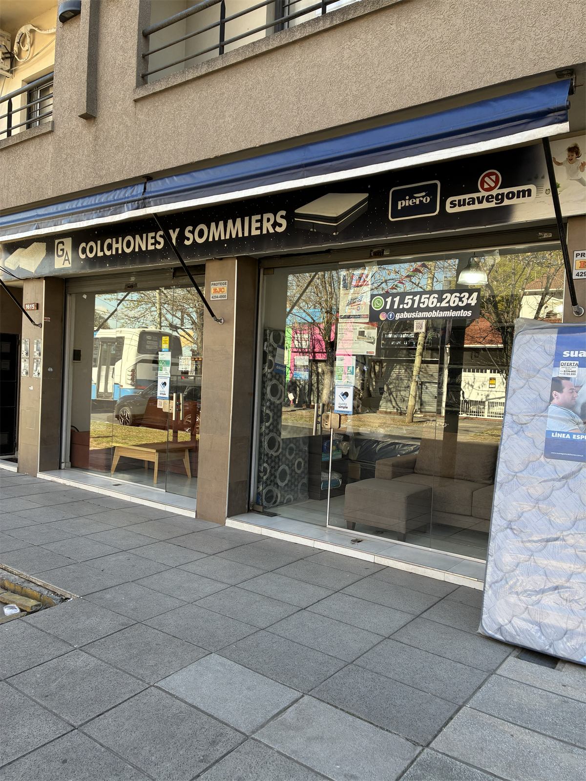 Sector de sillones y living del local
